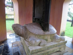 Eine heilige Schildkröte mit Tafel.