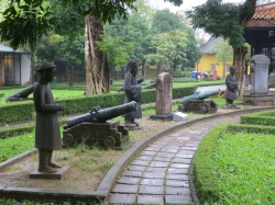 Im Garten des königlichen Antikmuseums.