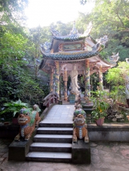 Kleiner Tempel mit Lady-Buddha-Statue.