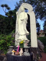 Eine weitere, große Lady-Buddha-Statue.