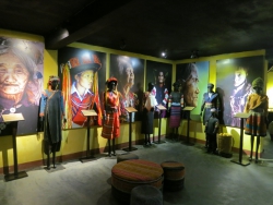 Die Kleidung zahlreicher ethnischer Gruppen werden hier ausgestellt.