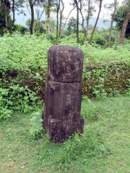 Ein Linga, welches die drei Gottheiten Brahma, Vishnu und Shiva repräsentiert …