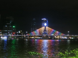 Die Han-Fluss-Brücke bei Nacht.