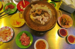 Hot-Pot-Grill essen in Siem Reap.