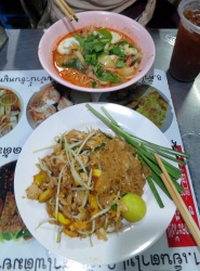 Pad Thai (vorne) und Tom Yam (hinten).