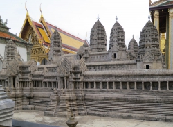 Ein nachgebautes Mini-Angkor-Wat (ähnlich wie das in Siem Reap).