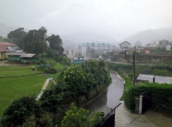 Nuwara Eliya begrüßt uns mit Regen.