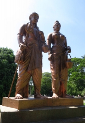 Statuen von Prinzessin Hemamala und Prinz Dantha, die den Zahn des Buddhas nach Kandy brachten.
