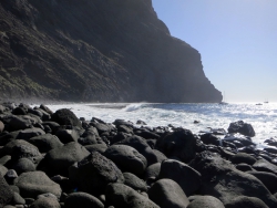 Der schöne Steinstrand von Masca.