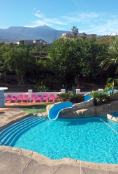 Hotelpool mit Blick auf den Teide.