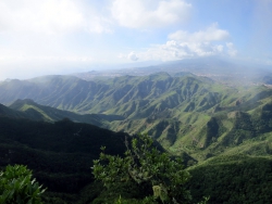 Der Teide hinter dem Anaga-Gebirge.