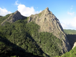 Die Felsen laden zum Klettern ein.