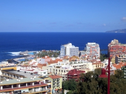 Blick über Puerto de la Cruz mit Meeresschwimmbad.