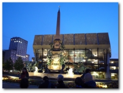  Das Gewandhaus zu Leipzig und der Mendebrunnen.